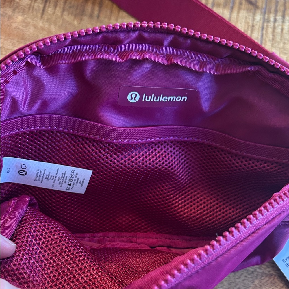 Lululemon Everywhere Belt Bag 1L Wild Berry - Picture 6 of 9